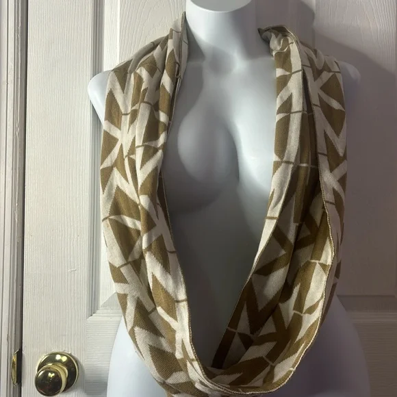 MK Scarf and Cap - Picture 4 of 8